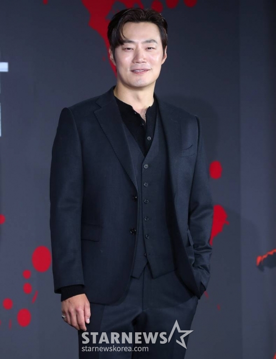 배우 이희준이 1일 오전 서울 용산구 몬드리안 서울 이태원에서 진행된 넷플릭스 시리즈 '살인자ㅇ난감' 제작발표회에 참석해 포즈를 취하고 있다. '살인자ㅇ난감'은 우연히 살인을 시작하게 된 평범한 남자와 그를 지독하게 쫓는 형사의 이야기를 그린 넷플릭스 시리즈. 오는 9일 공개. 2024.02.01 /사진=김창현