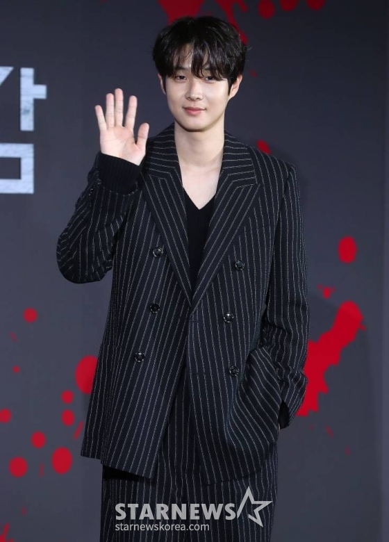 배우 최우식이 1일 오전 서울 용산구 몬드리안 서울 이태원에서 진행된 넷플릭스 시리즈 '살인자ㅇ난감' 제작발표회에 참석해 포즈를 취하고 있다. '살인자ㅇ난감'은 우연히 살인을 시작하게 된 평범한 남자와 그를 지독하게 쫓는 형사의 이야기를 그린 넷플릭스 시리즈. 오는 9일 공개. 2024.02.01 /사진=김창현