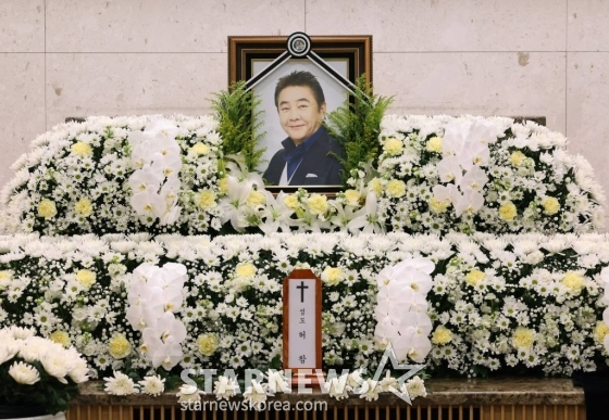 간암 투병 끝에 향년 73세로 별세한 방송인 故 허참(본명 이상룡)의 빈소가 1일 서울 송파구 서울아산병원 장례식장에 마련됐다. 부산에서 태어나 동아대 경영학과를 졸업한 허참은 1970년대 음악다방 '쉘부르' MC로 연예계에 입문, 1971년 TBC '7대 가수쇼' MC로 정식 데뷔했다. 이후 뛰어난 입담으로 KBS 2TV '쇼쇼쇼', '도전 주부가요스타' 등 MC로 활약했다. 발인은 3일 오전. /사진공동취재단 /사진=이동훈 기자 photoguy@