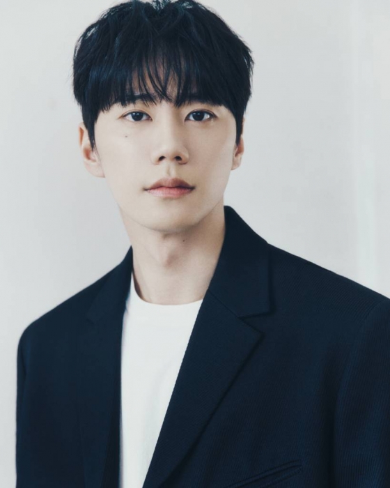 배우 이준영이 5일 오전 서울 종로구 삼청동의 한 카페에서 진행된 넷플릭스 영화 '황야' 관련 인터뷰를 위해 포즈를 취하고 있다. 이준영은 극 중 남산(마동석 분)과 함께 동거동락하는 파트너 최지완 역을 맡았다. 최지완은 어설픈 실력이지만 남산과 함께 사냥을 하고 수나(노정의 분)와 버스동 사람들에게 도움이 되기 위해 최선을 다한다. '황야'는 폐허가 된 세상, 오직 힘이 지배하는 무법천지 속에서 살아가는 자들이 생존을 위해 벌이는 최후의 사투를 그린 액션 블록버스터다. / 사진제공 = 넷플릭스 /사진=김창현