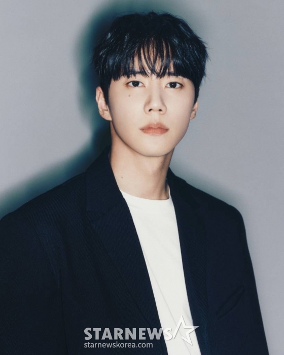 배우 이준영이 5일 오전 서울 종로구 삼청동의 한 카페에서 진행된 넷플릭스 영화 '황야' 관련 인터뷰를 위해 포즈를 취하고 있다. 이준영은 극 중 남산(마동석 분)과 함께 동거동락하는 파트너 최지완 역을 맡았다. 최지완은 어설픈 실력이지만 남산과 함께 사냥을 하고 수나(노정의 분)와 버스동 사람들에게 도움이 되기 위해 최선을 다한다. '황야'는 폐허가 된 세상, 오직 힘이 지배하는 무법천지 속에서 살아가는 자들이 생존을 위해 벌이는 최후의 사투를 그린 액션 블록버스터다. / 사진제공 = 넷플릭스 /사진=김창현