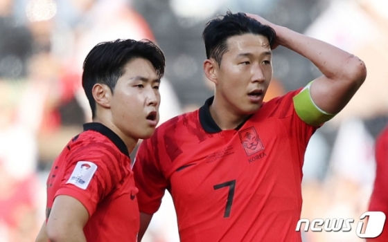 아시안컵에서 프리킥을 상의하고 있는 이강인(왼쪽)과 손흥민. /사진=뉴스1