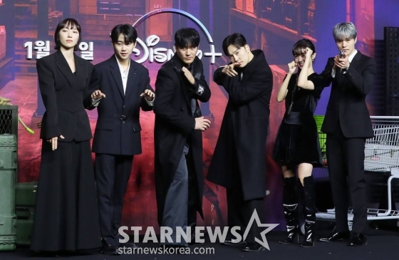 배우 금해나, 박지빈, 조한선, 서현우, 금해나, 이동욱이 15일 오전 서울 영등포구 여의도동 콘래드 서울에서 진행된 디즈니+ 오리지널 시리즈 '킬러들의 쇼핑몰' 제작발표회에 참석해 포즈를 취하고 있다. '킬러들의 쇼핑몰'은 삼촌 진만(이동욱 분)이 남긴 위험한 유산으로 인해 수상한 킬러들의 표적이 된 조카 지안(김혜준 분)의 생존기를 다룬 스타일리시 뉴웨이브 액션물이다. 오늘 17일 공개. 2024.01.15 /사진=김창현