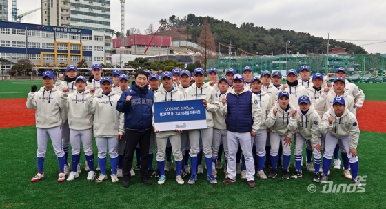 의류지원 후 기념사진을 촬영한 창원공업고 야구팀 선수들과 민동근 NC 스카우트팀장. /사진=NC 다이노스 제공