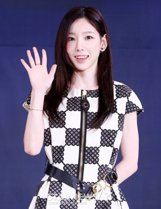 소녀시대 태연이 13일 오후 서울 종로구 부암동 AW컨벤션에서 진행된 엠넷 '퀸덤퍼즐' 제작발표회에 참석해 포즈를 취하고 있다. '퀸덤퍼즐'은 기존 활동하던 걸그룹 멤버 또는 여성 아티스트들을 퍼즐처럼 맞춰 최상의 조합을 완성하는 프로그램으로, 그룹 소녀시대 멤버 태연이 MC를 맡고 3, 4세대 걸그룹 멤버들이 총출동한다. '퀸덤퍼즐'에는 26명의 여성 아티스트가 도전장을 던졌다. 주이(모모랜드), 여름(우주소녀), 엘리(위키미키), 보라·지원·채린(체리블렛), 유키(퍼플키스), 리이나·휘서(H1-KEY), 상아(LIGHTSUM), 쥬리·수윤·연희(RocketPunch), 서연·지우(tripleS), 수진·지한·소은·조아(Weeekly), 나나·우연(woo!ah!), 도화, 미루, 예은, 케이, 파이가 바로 그 주인공이다. 다양하게 퍼즐되는 조합 속에서 누가 재발견되어 최상의 조합에 다다를지 귀추가 주목된다. 매주 화요일 밤 10시 방송. 2023.06.13 /사진=김창현 기자 chmt@