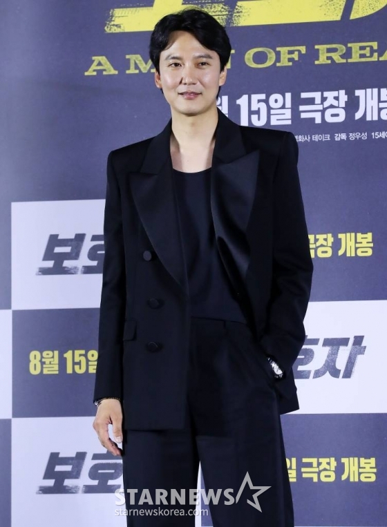 배우 김남길이 24일 오전 서울 용산구 아이파크몰 CGV에서 진행된 영화 '보호자' 제작보고회에 참석해 포즈를 취하고 있다. 정우성 감독의 첫 장 영화인 '보호자'는 10년 만에 출소해 몰랐던 딸의 존재를 알고 평범하게 살기를 원하는 수혁과 그를 노리는 이들 사이의 이야기를 그린 액션 영화다. 내달 15일 개봉. 2023.07.24 /사진=김창현 기자 chmt@