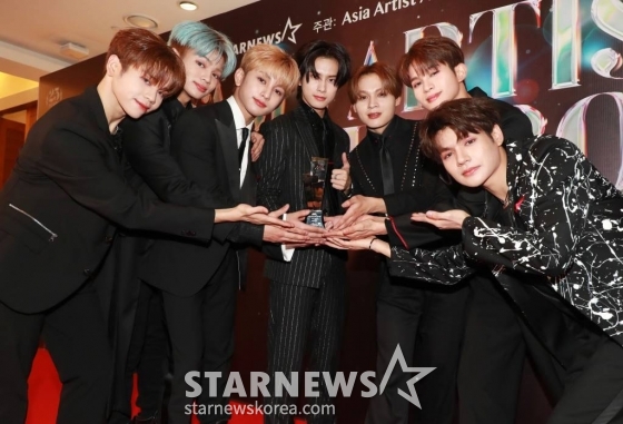 그룹 호라이즌이 14일 필리핀 아레나에서 열린 '2023 아시아 아티스트 어워즈 인 필리핀'(2023 Asia Artist Awards IN THE PHILIPPINES, 이하 '2023 AAA')에서 AAA 포커스 상을 수상한 뒤 포즈를 취하고 있다. '2023 AAA'는 스타뉴스가 주최하고 Asia Artist Awards 조직위원회, TONZ 엔터테인먼트, PULP Live World가 공동 주관한다. 그룹 아이브(IVE) 장원영, 가수 강다니엘, 그룹 제로베이스원 성한빈이 MC를 맡았다. 2023.12.14 /사진=이동훈