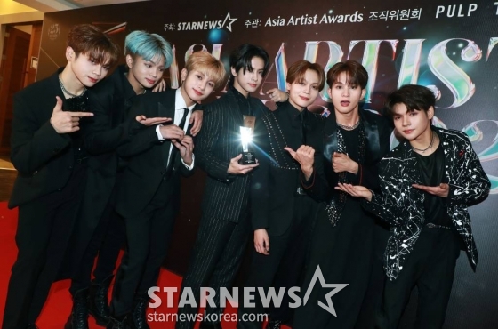 그룹 호라이즌이 14일 필리핀 아레나에서 열린 '2023 아시아 아티스트 어워즈 인 필리핀'(2023 Asia Artist Awards IN THE PHILIPPINES, 이하 '2023 AAA')에서 AAA 포커스 상을 수상한 뒤 포즈를 취하고 있다. '2023 AAA'는 스타뉴스가 주최하고 Asia Artist Awards 조직위원회, TONZ 엔터테인먼트, PULP Live World가 공동 주관한다. 그룹 아이브(IVE) 장원영, 가수 강다니엘, 그룹 제로베이스원 성한빈이 MC를 맡았다. 2023.12.14 /사진=이동훈