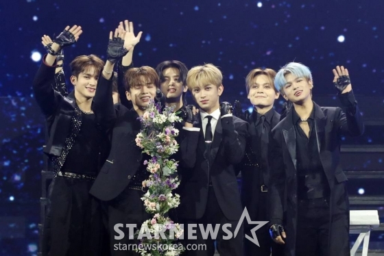 그룹 호라이즌이 14일 필리핀 아레나에서 열린 '2023 아시아 아티스트 어워즈 인 필리핀'(2023 Asia Artist Awards IN THE PHILIPPINES, 이하 '2023 AAA')에서 'AAA포커스 상'을 수상하고 소감을 말하고 있다. '2023 AAA'는 스타뉴스가 주최하고 Asia Artist Awards 조직위원회, TONZ 엔터테인먼트, PULP Live World가 공동 주관한다. 그룹 아이브(IVE) 장원영, 가수 강다니엘, 그룹 제로베이스원 성한빈이 MC를 맡았다. 2023.12.14 /사진=임성균