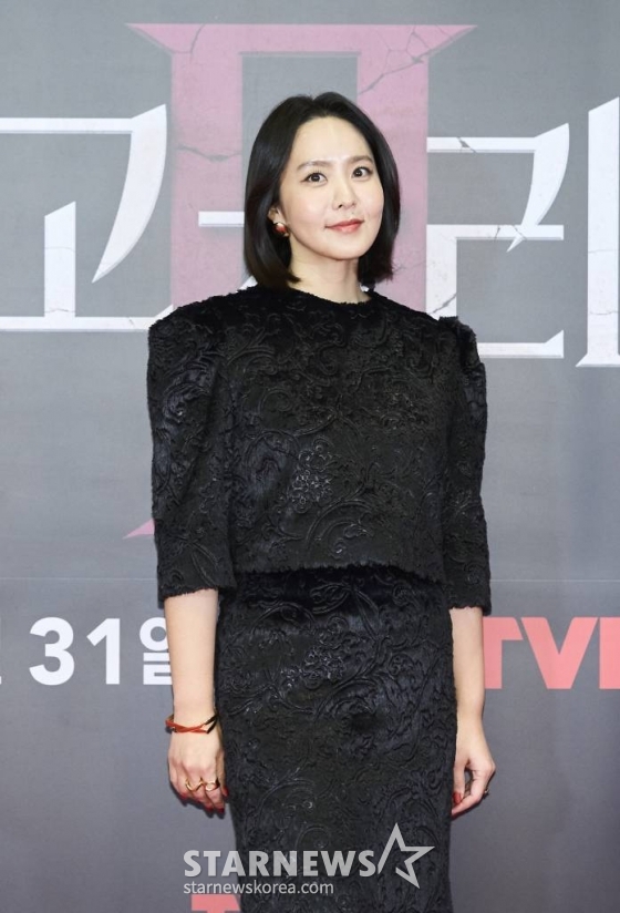 방송인 박지윤이 28일 오전 온라인 생중계로 진행된 티빙 오리지널 '여고추리반2' 제작발표회에 참석해 포즈를 취하고 있다.  새라여자고등학교에서 전학 간 다섯 명의 추리반 학생들이 더욱 거대한 사건을 만나면서 벌어지는 미스터리 어드벤처 '여고추리반2'는 오는 31일 공개된다. /사진제공=티빙 2021.12.28 /사진=이동훈 기자 photoguy@