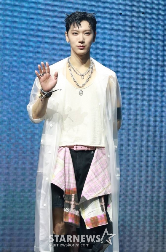 그룹 NCT 텐이 13일 오후 서울 광진구 예스24라이브홀에서 진행된 첫 솔로 미니앨범 '텐'(TEN) 발매기념 쇼케이스에서 포즈를 취하고 있다. 이번 앨범은 타이틀곡 '나이트워커'를 포함해 다채로운 분위기의 영어곡 총 6곡으로 구성됐다. /2024.02.13 /사진=이동훈