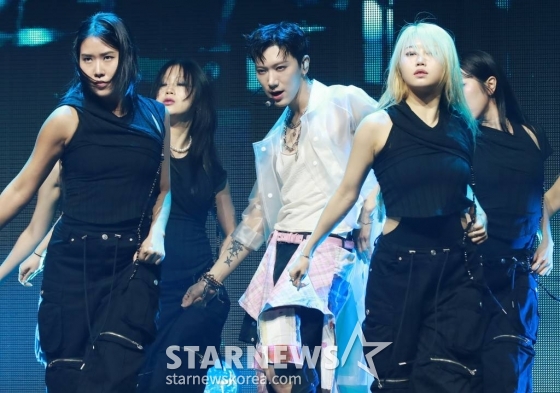 그룹 NCT 텐이 13일 오후 서울 광진구 예스24라이브홀에서 진행된 첫 솔로 미니앨범 '텐'(TEN) 발매기념 쇼케이스에서 신곡을 선보이고 있다.  이번 앨범은 타이틀곡 '나이트워커'를 포함해 다채로운 분위기의 영어곡 총 6곡으로 구성됐다. /2024.02.13 /사진=이동훈