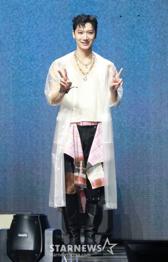 그룹 NCT 텐이 13일 오후 서울 광진구 예스24라이브홀에서 진행된 첫 솔로 미니앨범 '텐'(TEN) 발매기념 쇼케이스에서 포즈를 취하고 있다.  이번 앨범은 타이틀곡 '나이트워커'를 포함해 다채로운 분위기의 영어곡 총 6곡으로 구성됐다. /2024.02.13 /사진=이동훈
