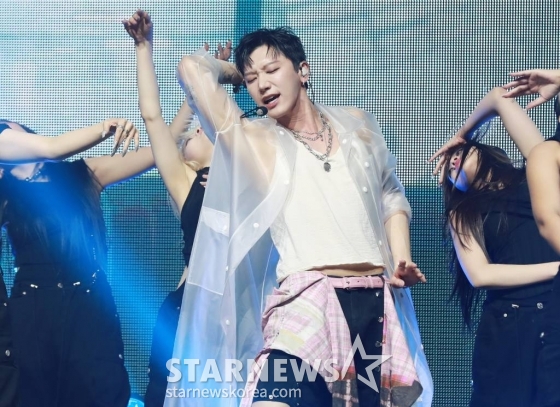 그룹 NCT 텐이 13일 오후 서울 광진구 예스24라이브홀에서 진행된 첫 솔로 미니앨범 '텐'(TEN) 발매기념 쇼케이스에서 신곡을 선보이고 있다.  이번 앨범은 타이틀곡 '나이트워커'를 포함해 다채로운 분위기의 영어곡 총 6곡으로 구성됐다. /2024.02.13 /사진=이동훈