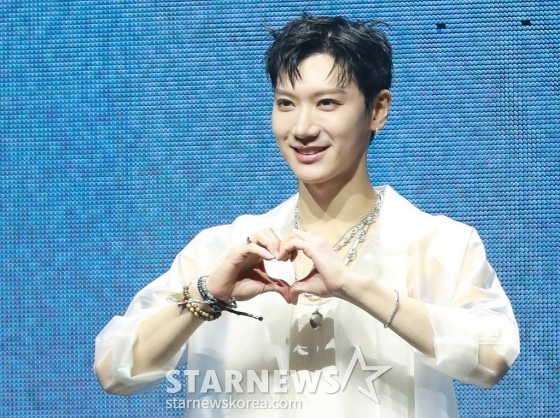 그룹 NCT 텐이 13일 오후 서울 광진구 예스24라이브홀에서 진행된 첫 솔로 미니앨범 '텐'(TEN) 발매기념 쇼케이스에서 포즈를 취하고 있다. 이번 앨범은 타이틀곡 '나이트워커'를 포함해 다채로운 분위기의 영어곡 총 6곡으로 구성됐다. /2024.02.13 /사진=이동훈