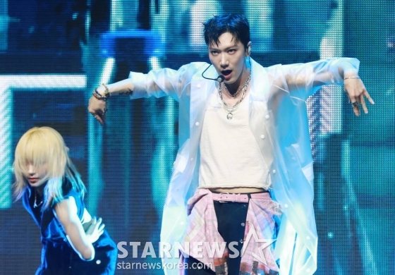 그룹 NCT 텐이 13일 오후 서울 광진구 예스24라이브홀에서 진행된 첫 솔로 미니앨범 '텐'(TEN) 발매기념 쇼케이스에서 신곡을 선보이고 있다.  이번 앨범은 타이틀곡 '나이트워커'를 포함해 다채로운 분위기의 영어곡 총 6곡으로 구성됐다. /2024.02.13 /사진=이동훈