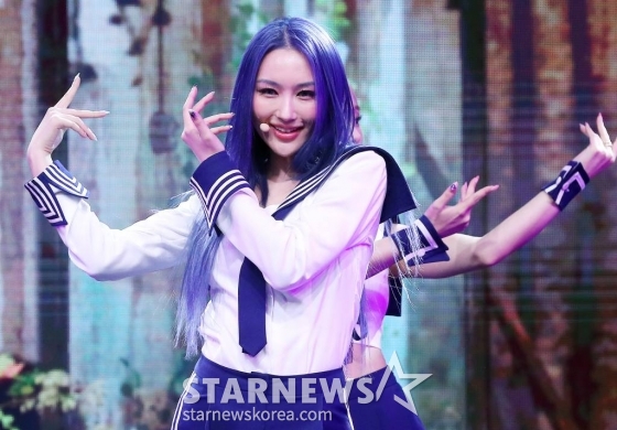 걸그룹 드림캐쳐(DREAMCATCHER) 시연이 24일 오후 서울 광진구 건국대학교 새천년관 대공연장에서 진행된 여덟 번째 미니앨범 'Apocalypse : From us'(아포칼립스 : 프롬 어스) 발매 기념 쇼케이스에 참석해 멋진 무대를 선보이고 있다. 드림캐쳐의 이번 앨범 타이틀곡 'BONVOYAGE'(본보야지)는 일렉 기타와 신디사이저 연주로 환희를 표현한 프로그레시브 록 장르의 곡이다. 2023.05.24 /사진=김창현 기자 chmt@