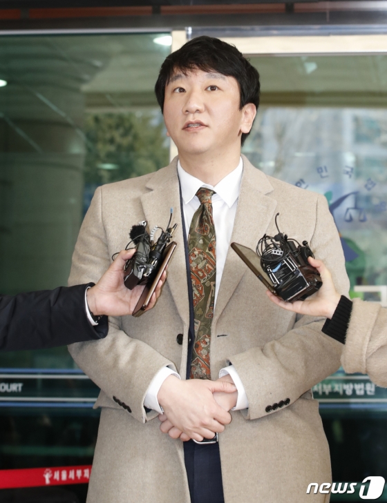 (서울=뉴스1) 권현진 기자 = 박수홍의 법률 대리를 맡은 노종언 변호사가 14일 오후 서울 마포구 서울서부지방법원에서 박씨의 친형 부부에대해 출연료 등을 빼돌린 혐의로 열린 1심 선고 공판을 마친 뒤 인터뷰를 하고 있다. 노 변호사는 이날 "아주 낮은 형량이라고 생각한다"라며 "탈세는 주된 것이 아니라 부수적인 것이고, 주된 정황은 박씨가 박수홍씨가 벌어들인 재산을 착복한 것에 있는 것"이라며 "검찰과 상의해 항소를 적극적으로 할 예정"이라고 강조했다. 한편 박수홍의 친형 부부는 2011년부터 2021년까지 10년간 박수홍의 매니지먼트를 전담하는 과정에서 엔터테인먼트 회사 라엘과 메디아붐의 회삿돈과 박수홍의 개인 자금 등 수십억원을 횡령한 혐의를 받았다. 이에 검찰은 지난 1월 박씨와 형수 이씨에게 각각 징역 7년과 3년을 구형한 바 있다. 2024.2.14/뉴스1 Copyright (C) 뉴스1. All rights reserved. 무단 전재 및 재배포, AI학습 이용 금지.