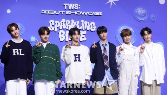 신인그룹 TWS(투어스)가 22일 오후 서울 용산구 블루스퀘어에서 진행된 미니 1집 'Sparkling Blue' 발매 기념 쇼케이스에 참석해 포즈를 취하고 있다. TWS는 플레디스 엔터테인먼트가 세븐틴 이후 무려 9년 만에 선보이는 보이그룹이자, 하이브 레이블즈가 자신 있게 내세운 2024년 데뷔 첫 주자다. 탄탄한 퍼포먼스 실력과 비주얼, 탁월한 음악 감각을 지닌 6명의 최정예 멤버로 구성됐다. TWS는 'TWENTY FOUR SEVEN WITH US'의 줄임말로, 하루를 뜻하는 숫자 24와 일주일을 뜻하는 숫자 7은 '모든 순간'을 의미한다. 'Sparkling Blue'에는 타이틀곡 '첫 만남은 계획대로 되지 않아'를 비롯해 'unplugged boy', 'first hooky', 'BFF'와 지난 2일 선공개된 'Oh Mymy : 7s (오마마)' 등 모두 5곡이 수록됐다. 2024.01.22 /사진=김창현