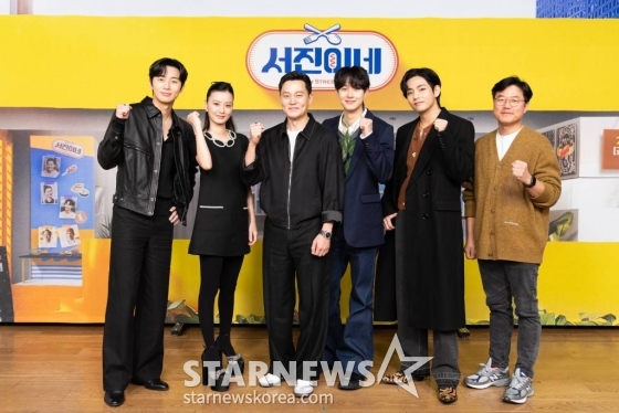 박서준, 정유미, 이서진, 최우식, 뷔, 나영석PD tvN 예능 '서진이네' 제작발표회에 참석해 포즈를 취하고 있다. /사진제공=CJENM 2023.02.22