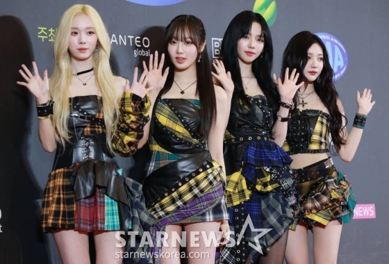 걸그룹 에스파가 18일 오후 서울 동대문디자인플라자(DDP)에서 진행된 ‘31주년 한터뮤직어워즈 2023’ 레드카펫 행사에 참석해 포즈를 취하고 있다. /2024.02.18 /사진=이동훈