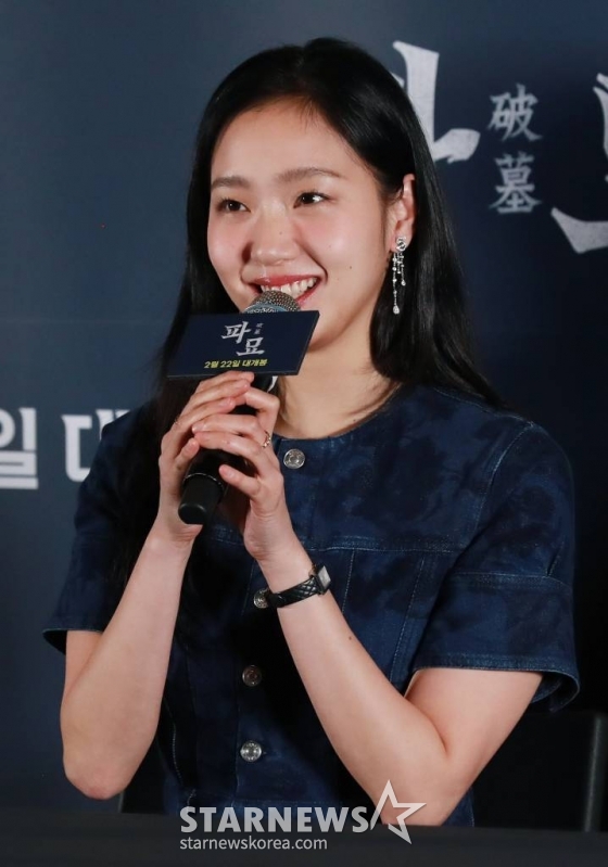 배우 김고은이 20일 오후 서울 강남구 메가박스 코엑스에서 진행된 영화 '파묘'(감독 장재현) 언론시사회 및 기자간담회에 참석해 질문에 답하고 있다. 거액의 돈을 받고 수상한 묘를 이장한 풍수사와 장의사, 무속인들에게 벌어지는 기이한 사건을 담은 오컬트 미스터리 영화 '파묘'는 오는 22일 개봉한다. /2024.02.20 /사진=이동훈