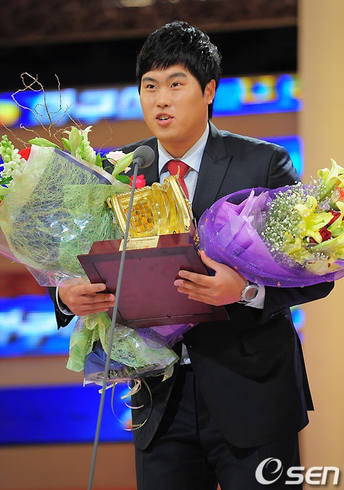 류현진이 2010년 KBO 골든글러브 시상식에서 투수 부문 수상자가 된 후 소감을 밝히고 있다.