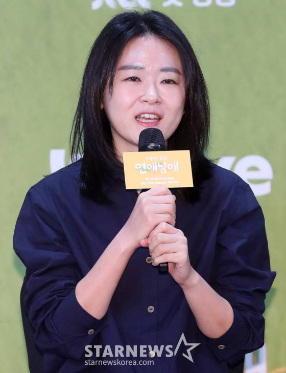 이진주 PD가 21일 오전 경기 고양시 소노캄 호텔에서 진행된 JTBC X 웨이브 예능 '연애남매' 제작발표회에 참석해 인사말을 하고 있다. '연애남매'는 남매들이 모여 서로의 연인을 찾아가는 가족 참견 연애 리얼리티 프로그램으로, 3월 1일 오후 8시 50분에 첫 방송되며 OTT는 웨이브를 통해 독점 선공개된다. 2024.02.21 /사진=김창현