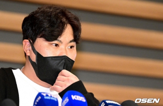 지난 시즌을 마치고 입국한 류현진이 인천공항에서 취재진과 인터뷰를 하고 있다.