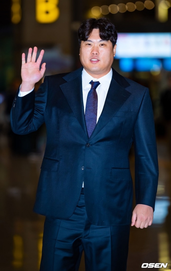 류현진이 23일 인천국제공항에서 일본 오키나와 출국 전 취재진과 인터뷰를 마치고 손을 흔들고 있다.