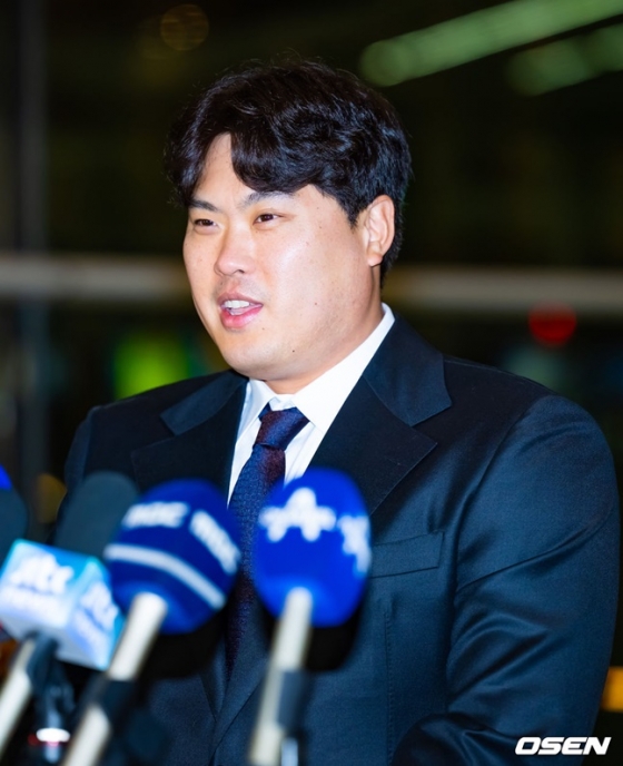 한화 류현진이 23일 인천국제공항에서 한화 스프링캠프지인 일본 오키나와 출국을 앞두고 취재진과 인터뷰를 하고 있다.
