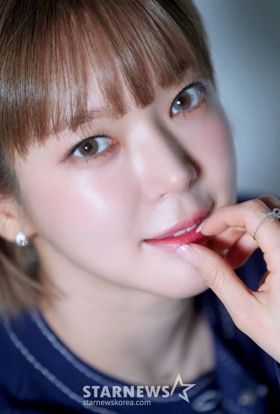 가수 초아가 서울 종로구 스타뉴스 사옥에서 진행된 인터뷰에 앞서 포즈를 취하고 있다. 설날을 앞두고 스타뉴스를 찾은 초아는 "벌써 2024년이 밝았다. 노래가 좋아진 만큼 올해 열심히 해보려고 한다. 다들 좋은 한해 보내길 바란다"고 설 인사를 전했다. 초아는 최근 E채널 예능 프로그램 '놀던 언니'를 통해 다양한 매력을 뽐내고 있다. /사진=김창현
