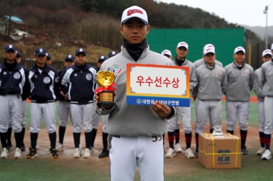 우수투수상을 받은 대원중 김지후. /사진=대한유소년야구연맹