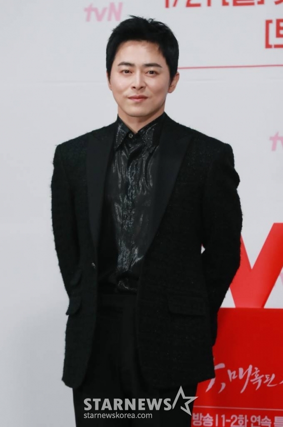 배우 조정석이 16일 오후 서울 구로구 라마다 호텔에서 진행된 tvN 새 드라마 '세작, 매혹된 자들' 제작발표회에 참석해 포즈를 취하고 있다. 높은 자리에 있지만 마음은 비천한 임금 이인과 그를 무너뜨리기 위해 세작(첩자)이 된 여인의 잔혹한 운명을 그린 이야기 '세작, 매혹된 자들'은 오는 21일 1, 2부가 첫 방송된다. /2024.01.16 /사진=이동훈