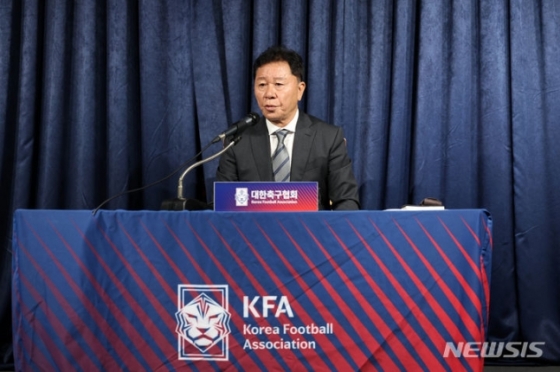정해성 대한축구협회 전력강화위원장이 지난 21일 오후 서울 종로구 축구회관에서 열린 기자회견에서 취재진 질문에 답하고 있다. /사진=뉴시스