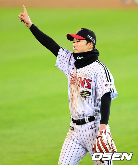 LG 박해민이 지난해 11월 13일 서울 잠실야구장에서 열린 2023 KBO 한국시리즈 5차전 KT 위즈와 경기에서 우승을 눈앞에 둔 9회 2사 후 손가락 하나를 들어보이고 있다.