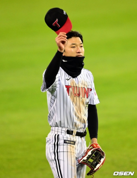 LG 박해민이 지난해 11월 13일 서울 잠실야구장에서 열린 2023 KBO 한국시리즈 5차전 KT 위즈와 경기에서 우승을 눈앞에 둔 9회초 수비에 앞서 외야에 있는 팬들에게 인사하고 있다.