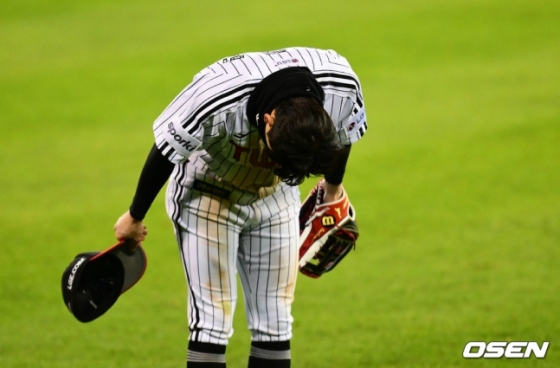LG 박해민이 지난해 11월 13일 서울 잠실야구장에서 열린 2023 KBO 한국시리즈 5차전 KT 위즈와 경기에서 우승을 눈앞에 둔 9회초 수비에 앞서 외야 관중들에게 인사하고 있다.