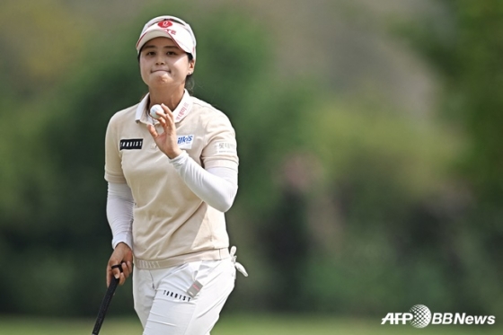최혜진이 태국 촌부리의 시암CC 올드 코스(파72)에서 막을 내린 2024 미국여자프로골프(LPGA)투어 아시아 스윙 첫 대회인 혼다 타일랜드 4라운드에서 퍼트를 성공시키고 갤러리에 손을 흔들고 있다. /AFPBBNews=뉴스1