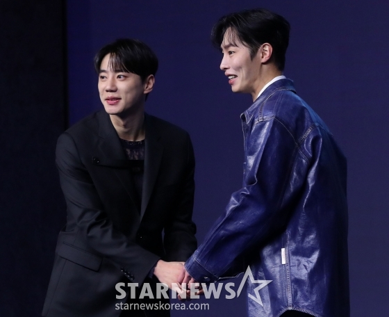 배우 이준영, 이재욱이 26일 오후 서울 종로구 JW메리어트 동대문스퀘어 서울에서 진행된 디즈니+ 오리지널 시리즈 '로얄로더' 제작발표회에 참석해 악수하고 있다. '로얄로더'는 갖고 싶고, 되고 싶고, 훔치고 싶었던 대한민국 최고 재벌가 왕좌를 차지하기 위한 마이너리거들의 이야기. 오는 28일 공개. 2024.02.26