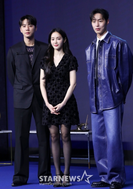 배우 이준영, 홍수지, 이재욱이 26일 오후 서울 종로구 JW메리어트 동대문스퀘어 서울에서 진행된 디즈니+ 오리지널 시리즈 '로얄로더' 제작발표회에 참석해 포즈를 취하고 있다. '로얄로더'는 갖고 싶고, 되고 싶고, 훔치고 싶었던 대한민국 최고 재벌가 왕좌를 차지하기 위한 마이너리거들의 이야기. 오는 28일 공개. 2024.02.26