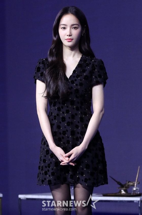 배우 홍수주가 26일 오후 서울 종로구 JW메리어트 동대문스퀘어 서울에서 진행된 디즈니+ 오리지널 시리즈 '로얄로더' 제작발표회에 참석해 포즈를 취하고 있다. '로얄로더'는 갖고 싶고, 되고 싶고, 훔치고 싶었던 대한민국 최고 재벌가 왕좌를 차지하기 위한 마이너리거들의 이야기. 오는 28일 공개. 2024.02.26