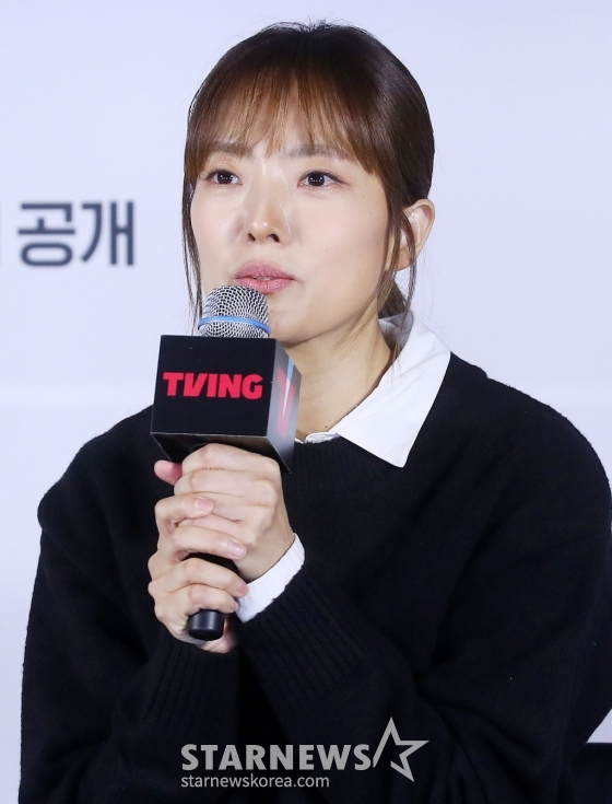 박소연 감독이 26일 오후 서울 용산구 아이파크몰 CGV에서 진행된 티빙 오리지널 '피라미드 게임' 제작발표회에 참석해 인사말을 하고 있다. '피라미드 게임'은 한 달에 한 번 비밀투표로 왕따를 뽑는 백연여고 2학년 5반에서 학생들이 가해자와 피해자, 방관자로 나뉘어 점차 폭력에 빠져드는 잔혹한 서바이벌 서열 전쟁을 그린 작품이다. 동명의 인기 웹툰을 원작으로 한다. 오는 29일 공개. 2024.02.26 /사진=김창현 기자