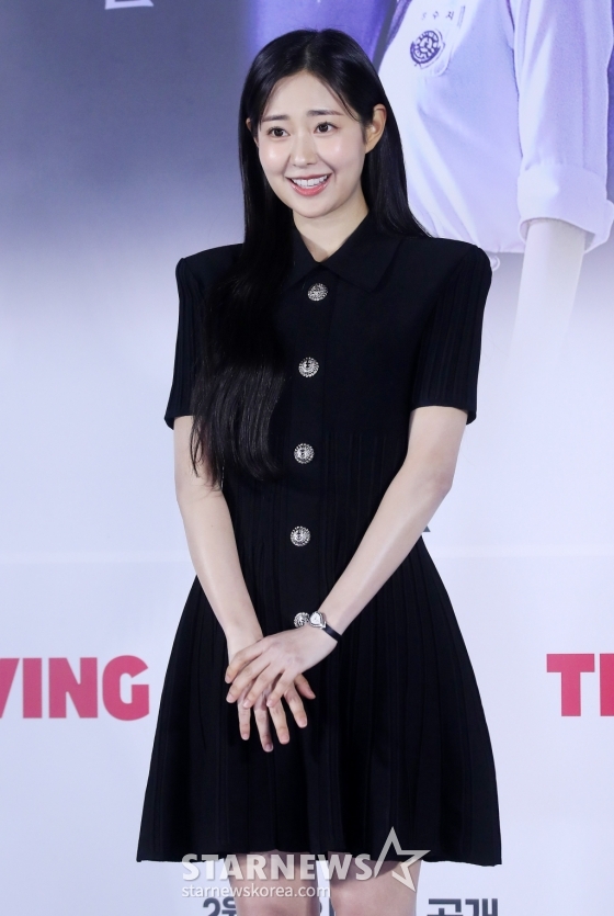 배우 신슬기가 26일 오후 서울 용산구 아이파크몰 CGV에서 진행된 티빙 오리지널 '피라미드 게임' 제작발표회에 참석해 포즈를 취하고 있다. '피라미드 게임'은 한 달에 한 번 비밀투표로 왕따를 뽑는 백연여고 2학년 5반에서 학생들이 가해자와 피해자, 방관자로 나뉘어 점차 폭력에 빠져드는 잔혹한 서바이벌 서열 전쟁을 그린 작품이다. 동명의 인기 웹툰을 원작으로 한다. 오는 29일 공개. 2024.02.26 /사진=김창현 기자