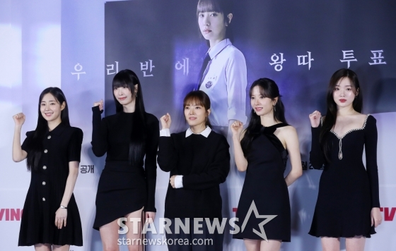 박소연 감독(가운데), 배우 신슬기, 류다인, 김지연, 강나언이 26일 오후 서울 용산구 아이파크몰 CGV에서 진행된 티빙 오리지널 '피라미드 게임' 제작발표회에 참석해 포즈를 취하고 있다. '피라미드 게임'은 한 달에 한 번 비밀투표로 왕따를 뽑는 백연여고 2학년 5반에서 학생들이 가해자와 피해자, 방관자로 나뉘어 점차 폭력에 빠져드는 잔혹한 서바이벌 서열 전쟁을 그린 작품이다. 동명의 인기 웹툰을 원작으로 한다. 오는 29일 공개. 2024.02.26
