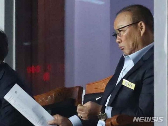박항서 전 베트남 축구대표팀 감독이 지난 2023년 10월 7일 수원월드컵경기장에서 열린 하나은행 초청 축구 국가대표 평가전 대한민국과 베트남의 경기에서 경기를 지켜보고 있다. /사진=뉴시스