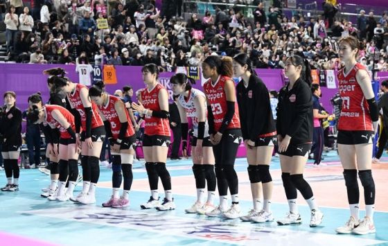 23연패를 기록한 페퍼저축은행 선수들이 경기가 끝난 뒤 관중을 향해 인사하고 있다. /사진제공=한국배구연맹(KOVO)