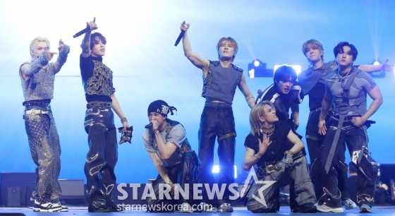 그룹 스트레이키즈가 14일 필리핀 아레나에서 열린 '2023 아시아 아티스트 어워즈 인 필리핀'(2023 Asia Artist Awards IN THE PHILIPPINES, 이하 '2023 AAA')에서 멋진 무대를 선보이고 있다. /사진=김창현