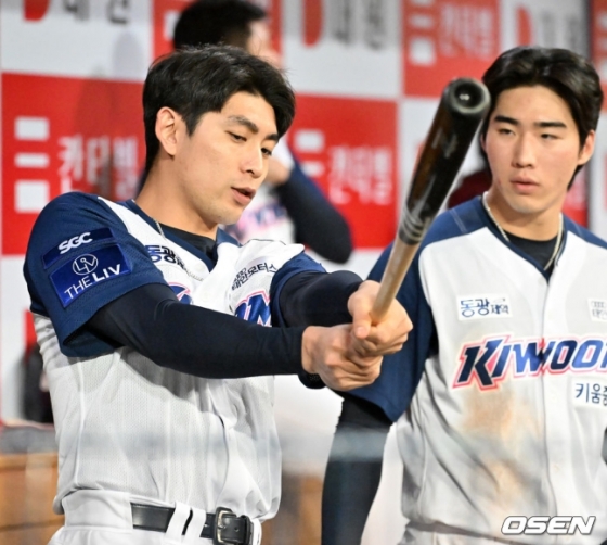 이정후(왼쪽)와 이주형 .