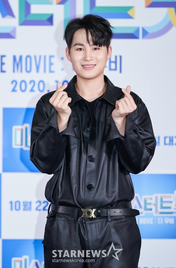 가수 김희재가 19일 오후 온라인 생중계로 진행된 '미스터트롯 : 더무비' 제작보고회에 참석해 포즈를 취하고 있다. /사진제공=모비